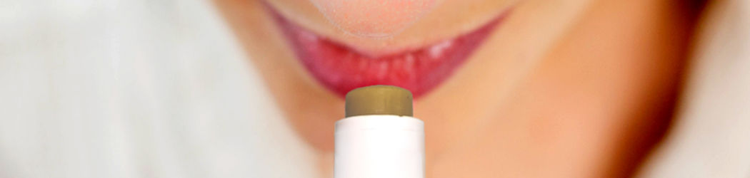 CBD LIP BALM mit 3 %. Pflegender Lippenstift bzw. Lippenbalsam für spröde, rissige Lippen mit der Kraft der Cannabis Pflanze. Ohne THC. 8 CBD LIP BALM. Lippenstift bzw. Lippenbalsam für die optimale Lippenpflege mit der Kraft der Cannabis Pflanze. Ohne THC.