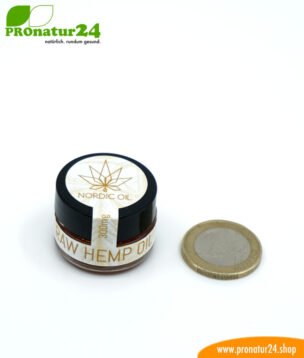 RAW CBD & CBDa Hanföl. Extraktion ohne Wärmezuführung der Cannabis Pflanze mit 30 % CBD Anteil. Ohne THC. Vegan. 11 Größenvergleich. RAW CBD & CBDa. Extraktion ohne Wärmezuführung der Cannabis Pflanze mit 30 % CBD Anteil. Ohne THC. Vegan.