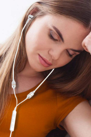 Tuisy AirTube Anti Elektrosmog Stereo Headset mit Mikrofon. Moderner Luftkabel Kopfhörer mit Lautstärkeregelung. Für iPhone, Android, Smartphones. Erhältlich bei Amazon. 13 Mit der AirTube Technologie wird Elektrosmog am Kopf aktiv reduziert.