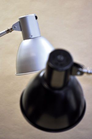 Geschirmte Leuchte für Schreibtisch und Arbeitsplatz. Ideale Werklampe. 48 Watt. E27. Schwarz Design.