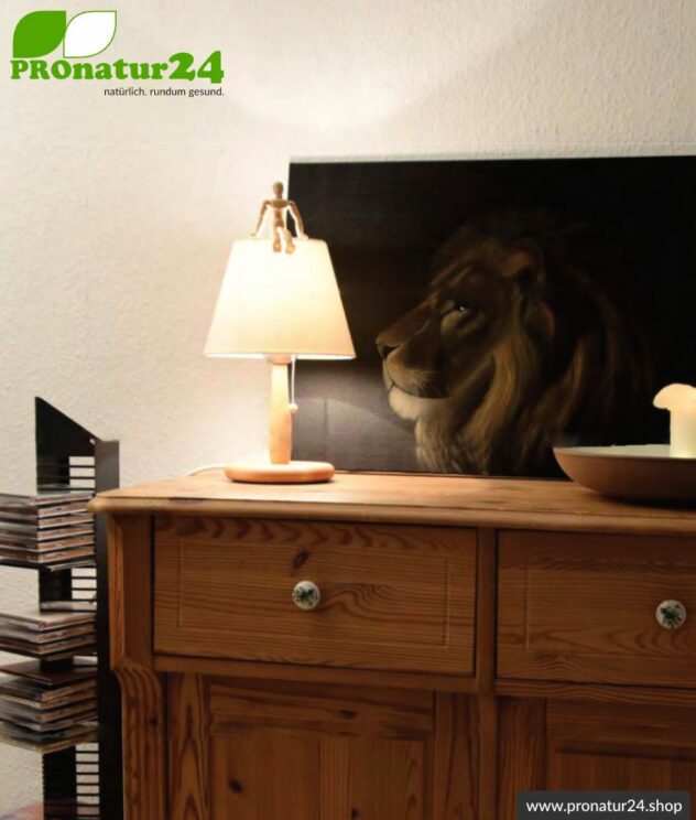 Geschirmte Tischleuchte aus Buchenholz mit Lampenschirm aus Baumwolle natur. 31 cm Höhe, E27 Fassung, 40 Watt.