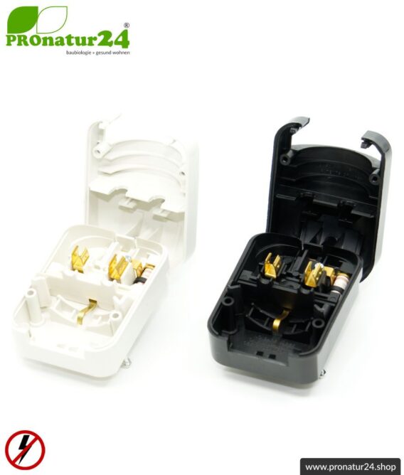 Adapter SCP3 Euro Schuko Stecker EF auf Typ G Stecker (UK), geerdet. 13 Ampere abgesichert. Verfügbar in 2 Farben (weiss + schwarz).