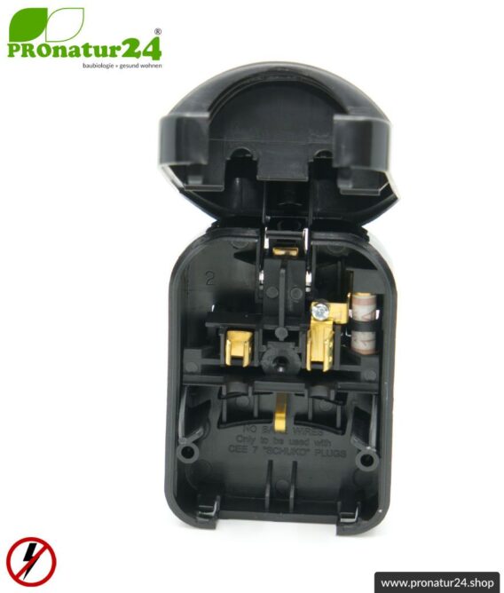 Adapter SCP3 Euro Schuko Stecker EF auf Typ G Stecker (UK), geerdet. 13 Ampere abgesichert. Schwarz.