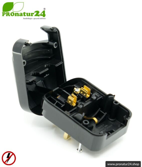 Adapter SCP3 Euro Schuko Stecker EF auf Typ G Stecker (UK), geerdet. 13 Ampere abgesichert. Schwarz.