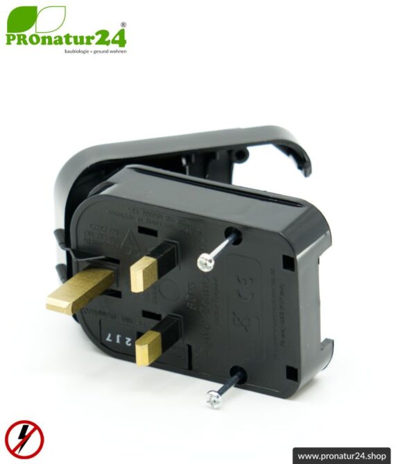 Adapter SCP3 Euro Schuko Stecker EF auf Typ G Stecker (UK), geerdet. 13 Ampere abgesichert. Schwarz.