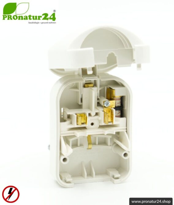 Adapter SCP3 Euro Schuko Stecker EF auf Typ G Stecker (UK), geerdet. 13 Ampere abgesichert. Weiss.