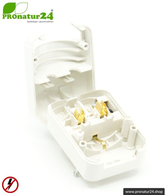 Adapter SCP3 Euro Schuko Stecker EF auf Typ G Stecker (UK), geerdet. 13 Ampere abgesichert. Weiss.
