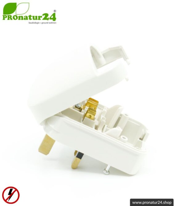 Adapter SCP3 Euro Schuko Stecker EF auf Typ G Stecker (UK), geerdet. 13 Ampere abgesichert. Weiss.