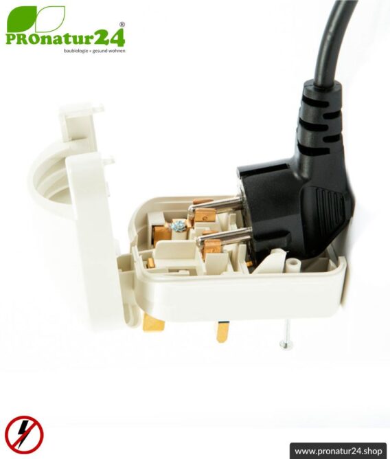 Adapter SCP3 Euro Schuko Stecker EF auf Typ G Stecker (UK), geerdet. 13 Ampere abgesichert. Weiss.