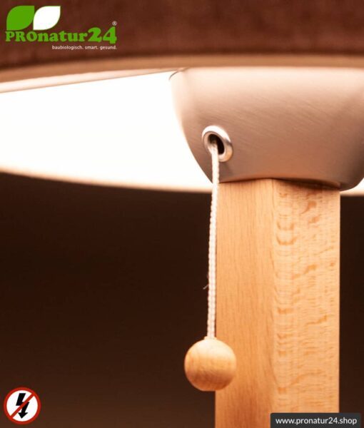 Geschirmte Tischleuchte aus Buchenholz mit Lampenschirm in NATUR Farbe | aus Chintz, einem Baumwollgewebe in Leinenbindung | 31 cm Höhe, E27 Fassung, 40 Watt.