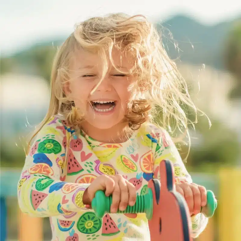 Mädchen hat Spaß am Spielplatz