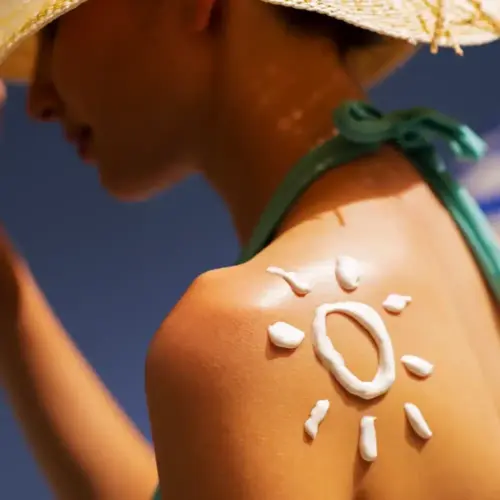Sonnencreme auf Schulter